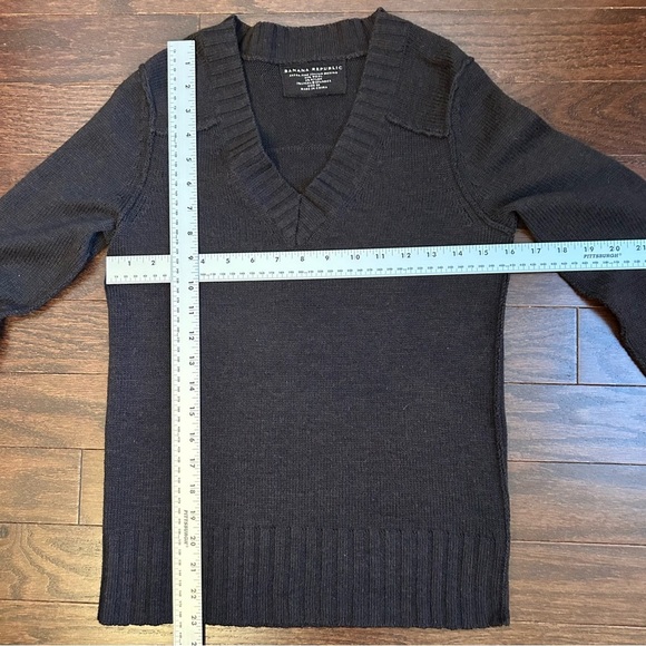 Banana Republic Wool V-Neck Sweater - Picture 4 of 6